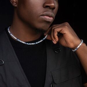 NWOT Unisex Mixed Blue Oval Necklace and Bracelet Set